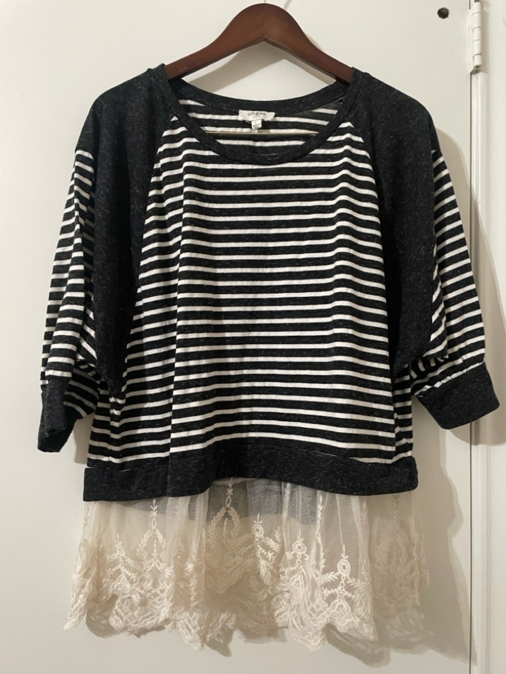 Umgee Gray & White Striped Raglan Top with Scalloped Lace Trim Size L - Picture 6 of 11